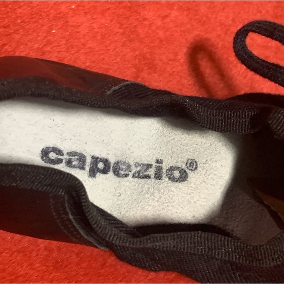 Capezio jazz shoe has soft durable leather for comfort. Fits girls and boys. - Picture 2 of 8